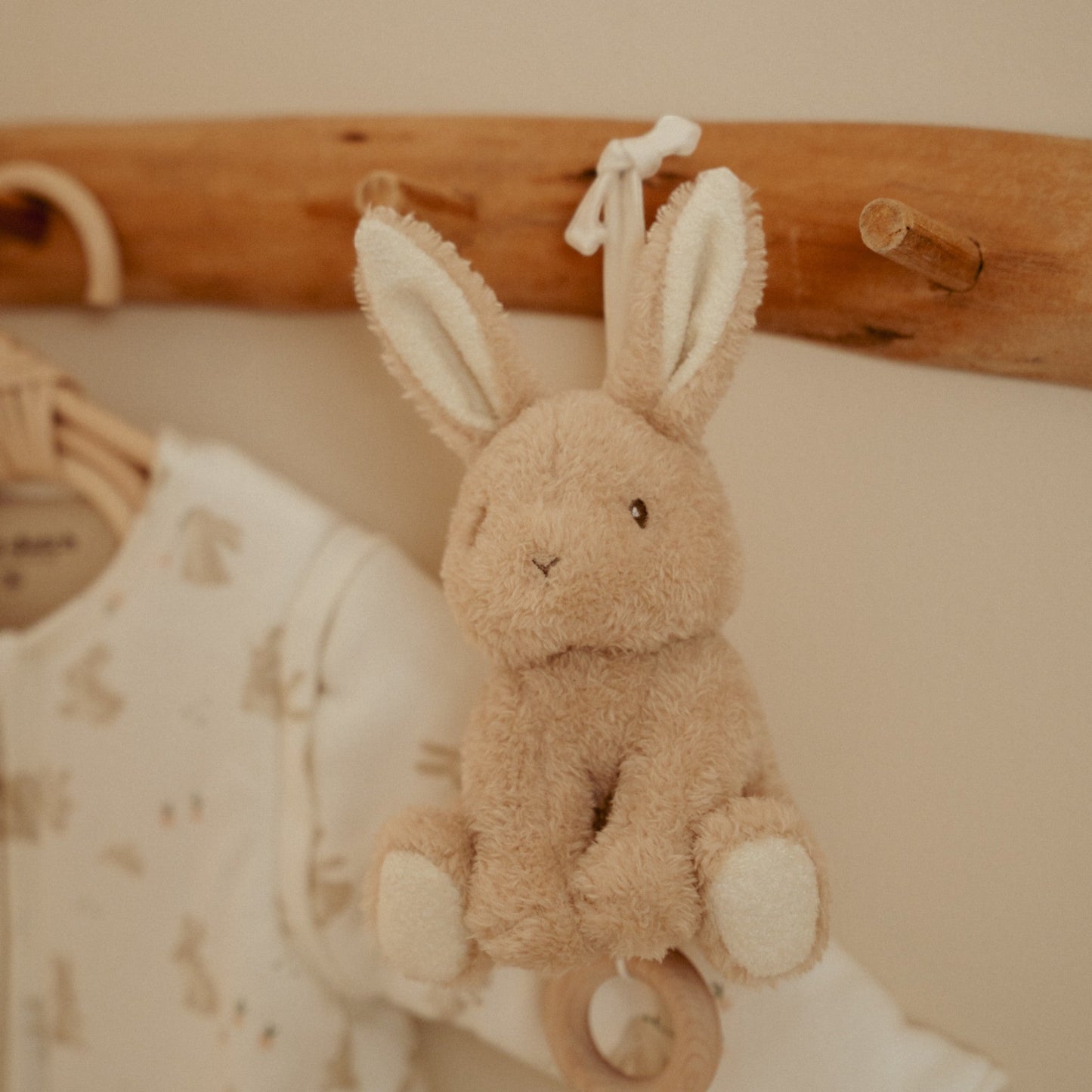 LITTLE DUTCH. Υφασμάτινο μουσικό κουνελάκι Baby Bunny GRS