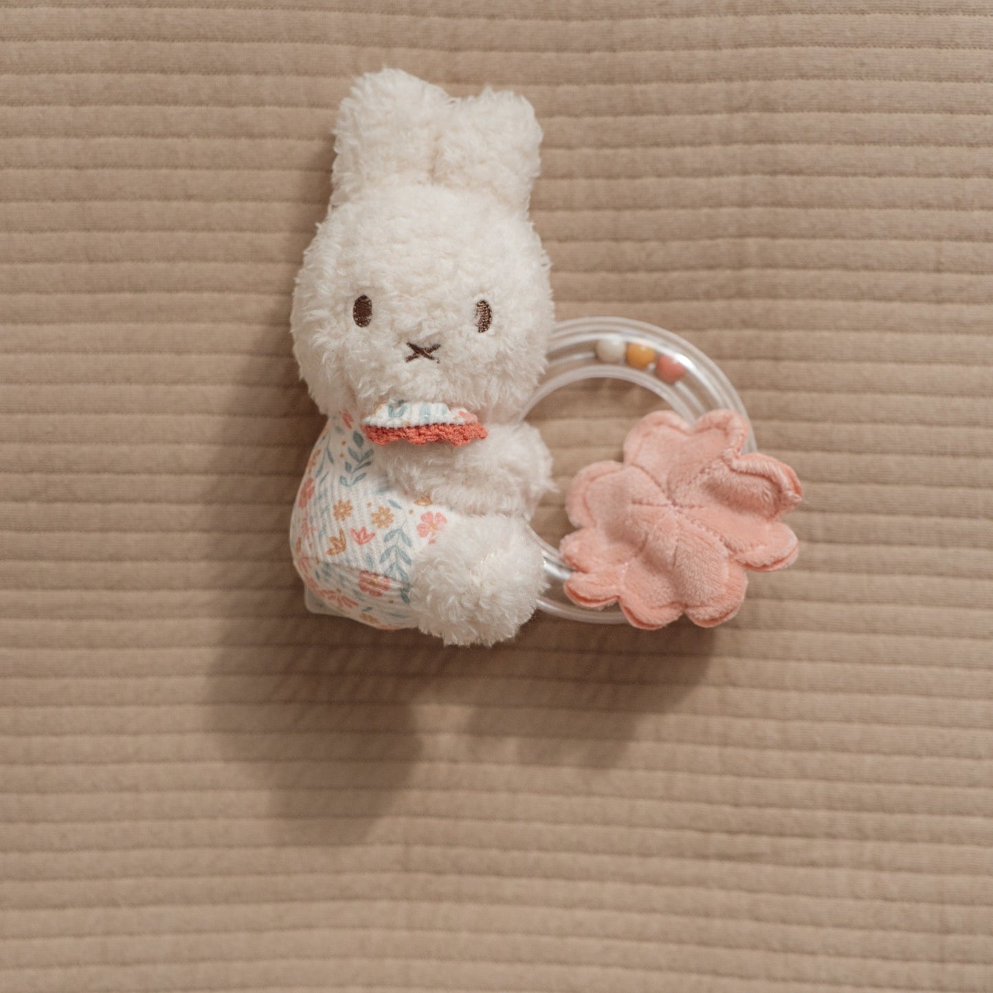 LITTLE DUTCH. Υφασμάτινη κουδουνίστρα με κρίκο Miffy - Lucky Blossom GRS
