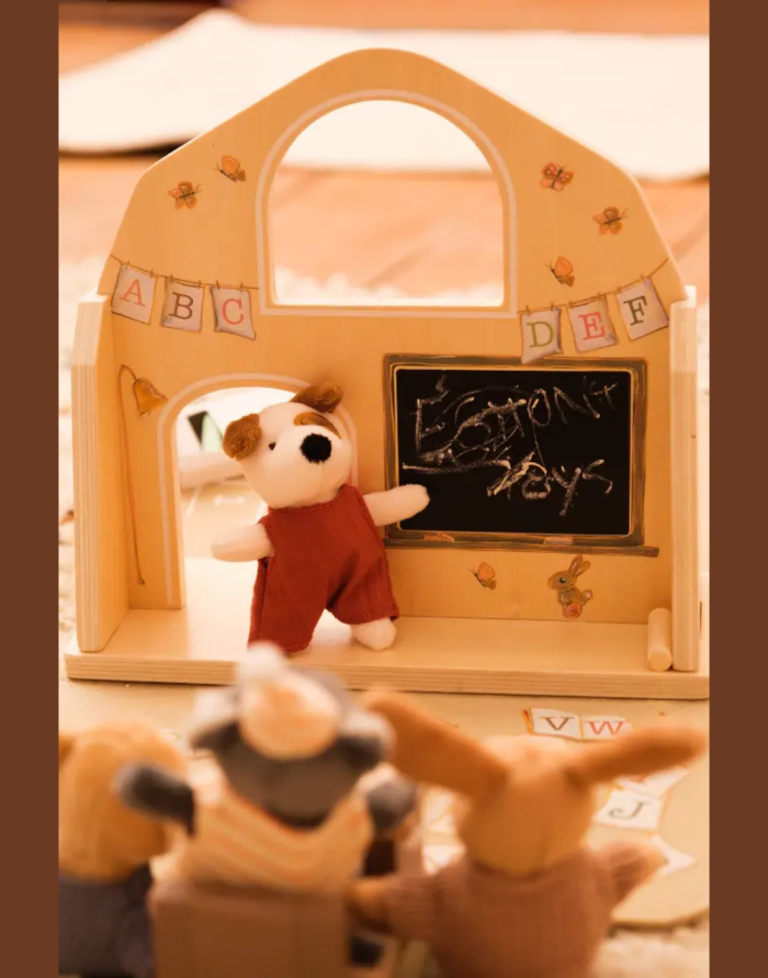 Egmont Toys. Ξύλινο Παιχνιδόσπιτο “Το Σχολείο” με Κουκλάκια και Αξεσουάρ