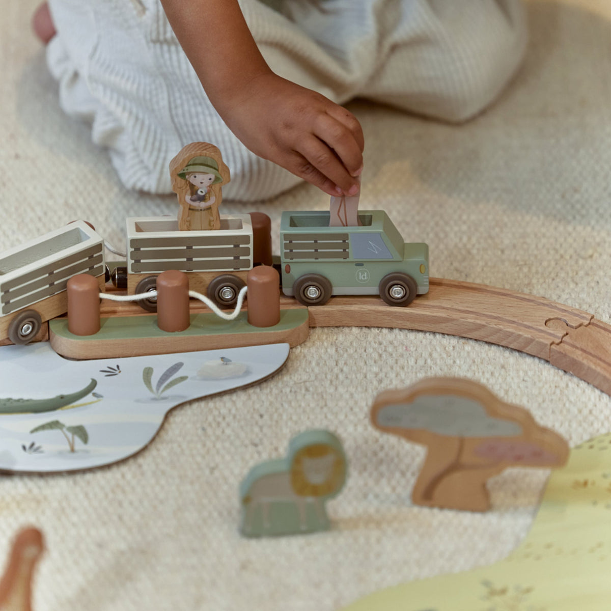 LITTLE DUTCH. Σετ ξύλινο τρενάκι με ράγες Safari Friends FSC