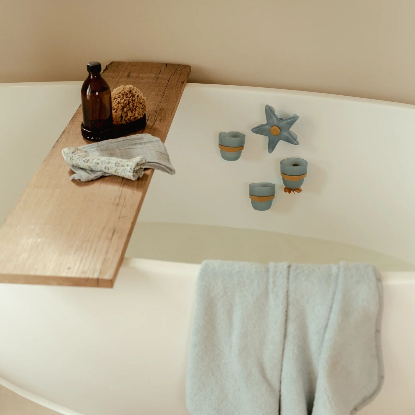 LITTLE DUTCH. Παιχνίδι μπάνιου με κυπελάκια και αστερία