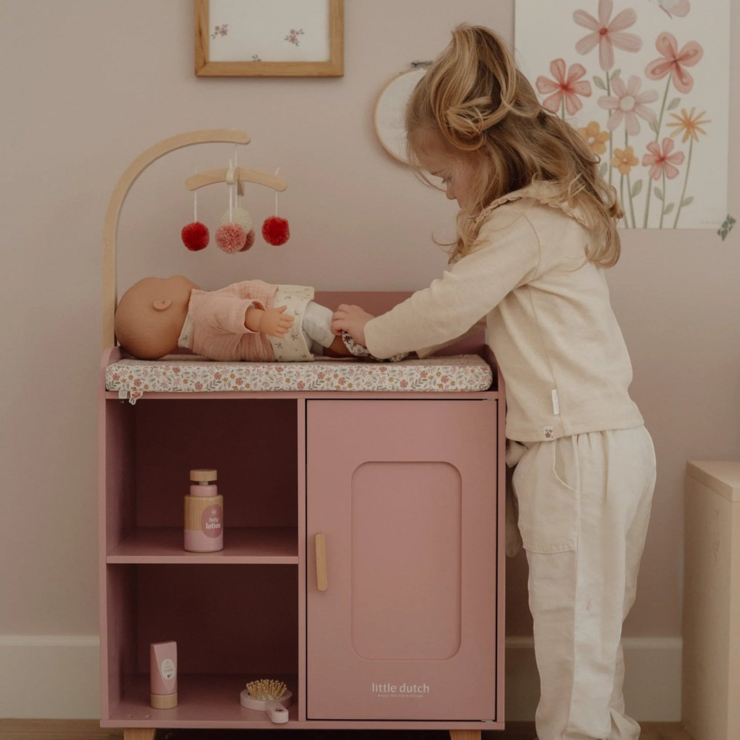 LITTLE DUTCH. Ξύλινη αλλαξιέρα για κούκλες FSC