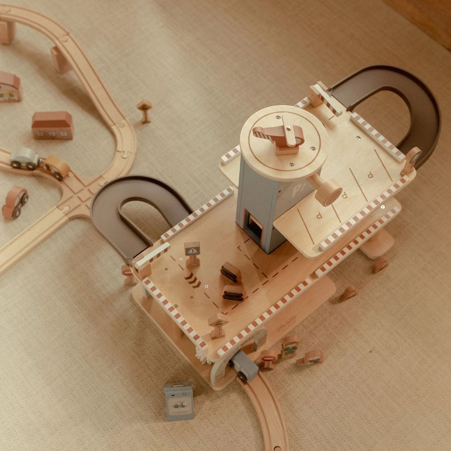 LITTLE DUTCH. Ξύλινο γκαράζ παιχνιδιού FSC