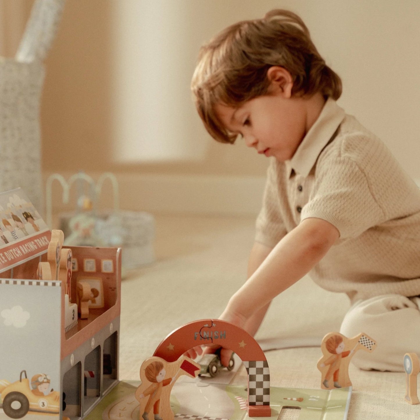 LITTLE DUTCH. Βαλιτσάκι παιχνιδιού με πίστα αγώνων FSC