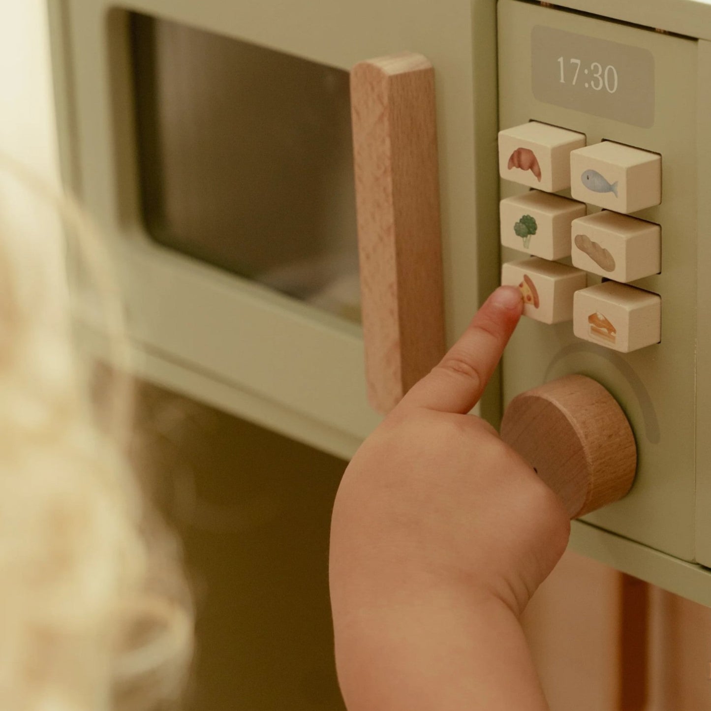 LITTLE DUTCH. Ξύλινη κουζίνα με αξεσουάρ παιχνιδιού Μέντα FSC