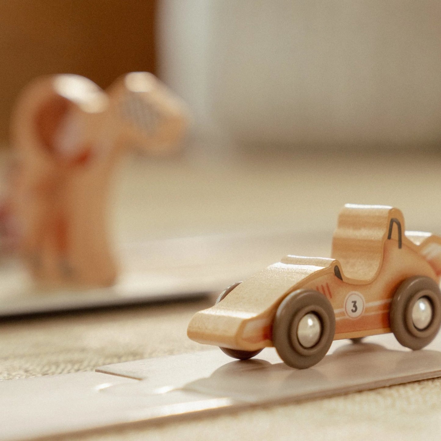 LITTLE DUTCH. Βαλιτσάκι παιχνιδιού με πίστα αγώνων FSC