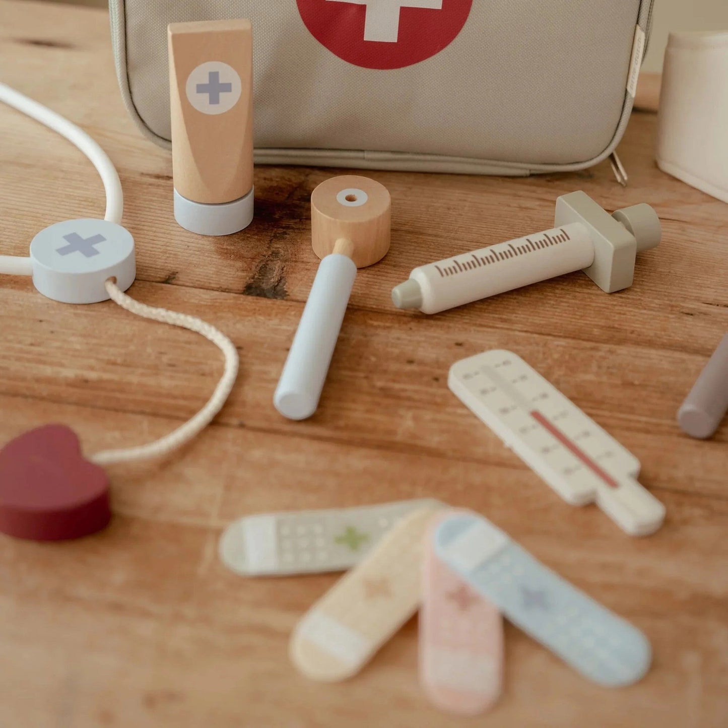 LITTLE DUTCH. Βαλιτσάκι γιατρού με ξύλινα εργαλεία FSC