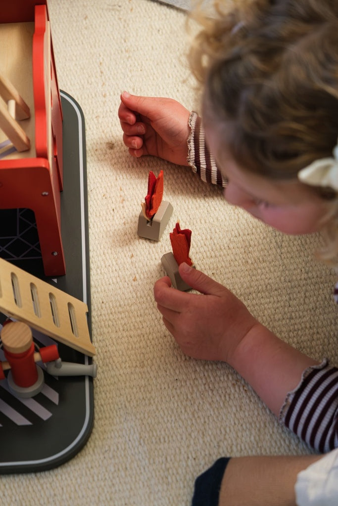 Egmont Toys. Μεγάλος Πυροσβεστικός Σταθμός με Αξεσουάρ και Μικρό Φιλαράκι