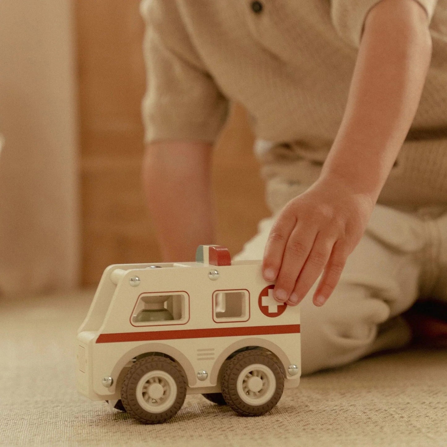 LITTLE DUTCH. Ξύλινο ασθενοφόρο FSC