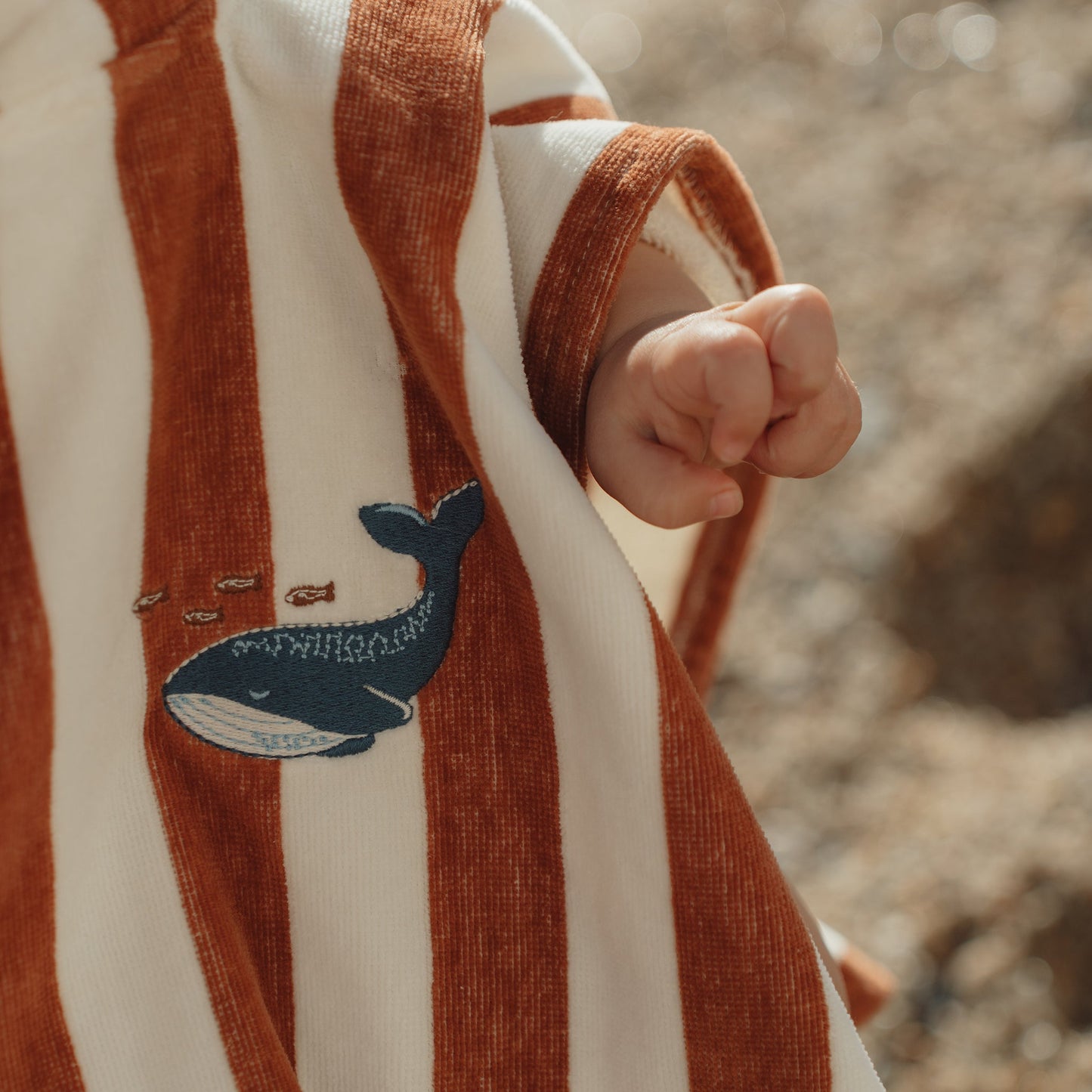 LITTLE DUTCH. Παιδικό πόντσο Ocean World Brown Stripe - One size