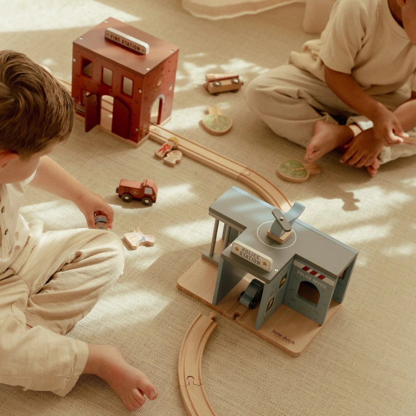 LITTLE DUTCH. Ξύλινο αστυνομικό τμήμα με αξεσουάρ FSC