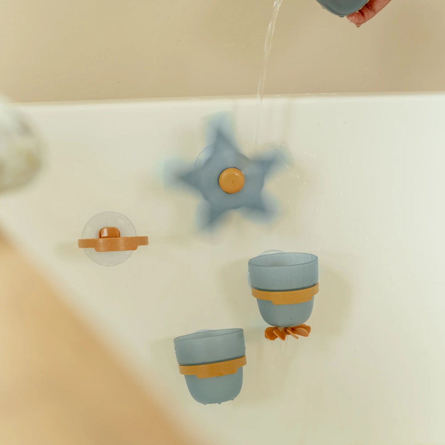 LITTLE DUTCH. Παιχνίδι μπάνιου με κυπελάκια και αστερία