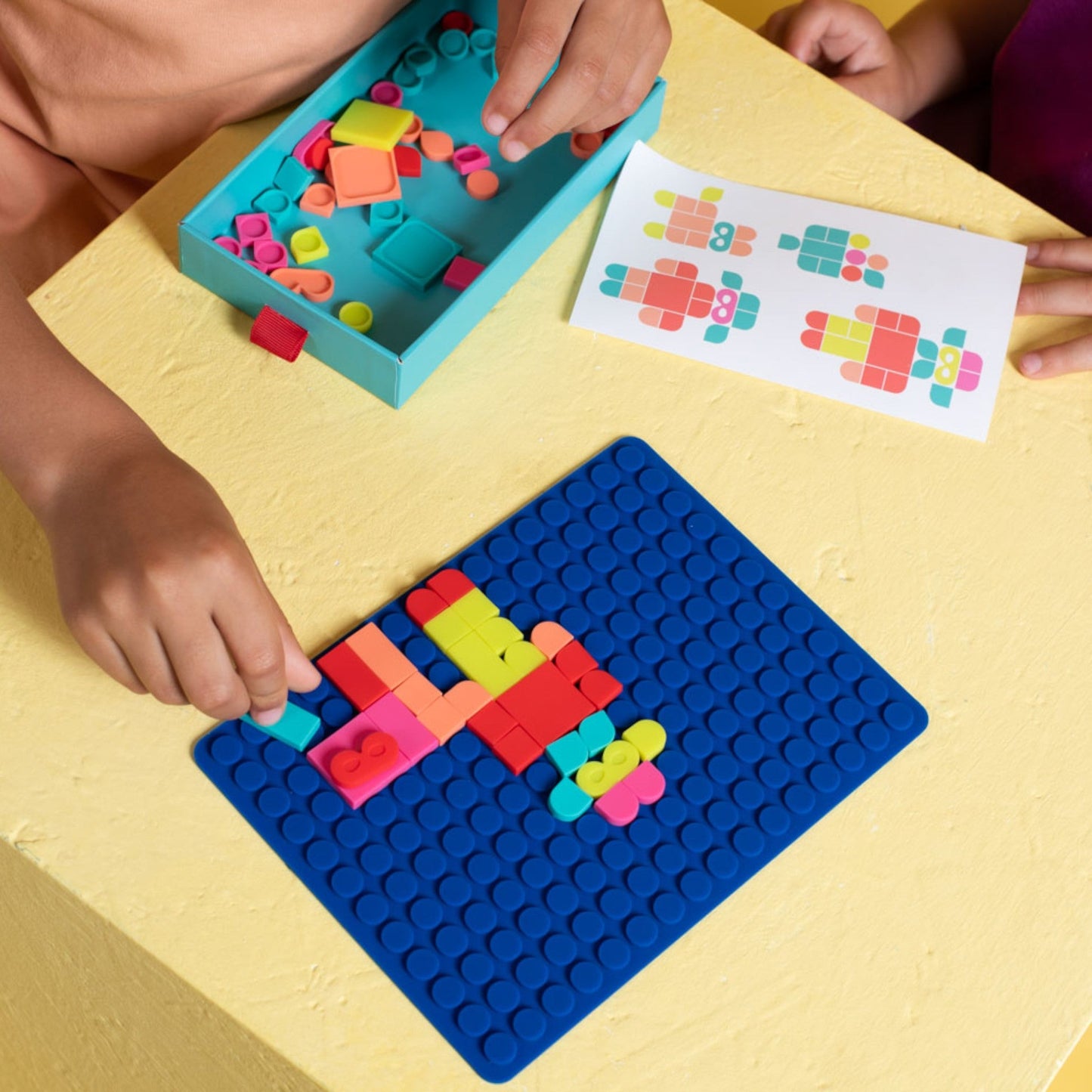 SUPER PETIT. Σουπλά σιλικόνης με τουβλάκια Μωσαϊκό - μπλε