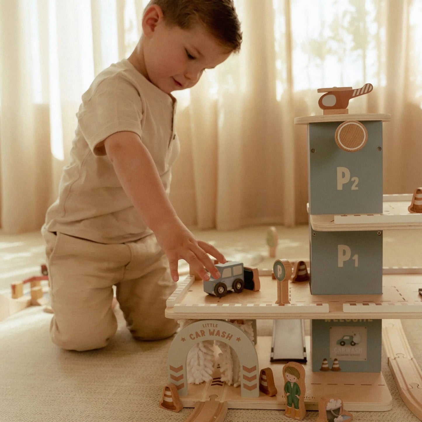 LITTLE DUTCH. Ξύλινο γκαράζ παιχνιδιού FSC