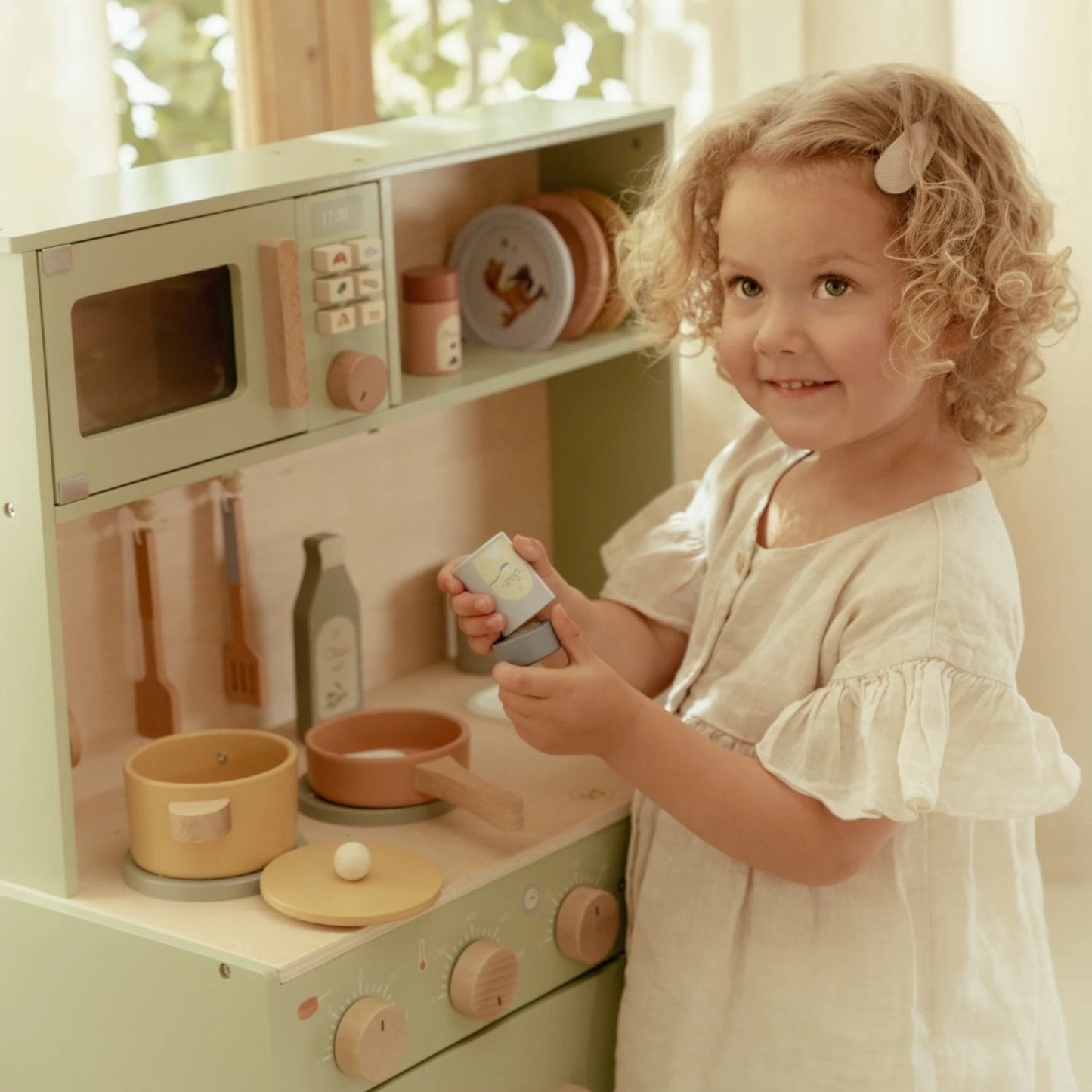 LITTLE DUTCH. Ξύλινη κουζίνα με αξεσουάρ παιχνιδιού Μέντα FSC