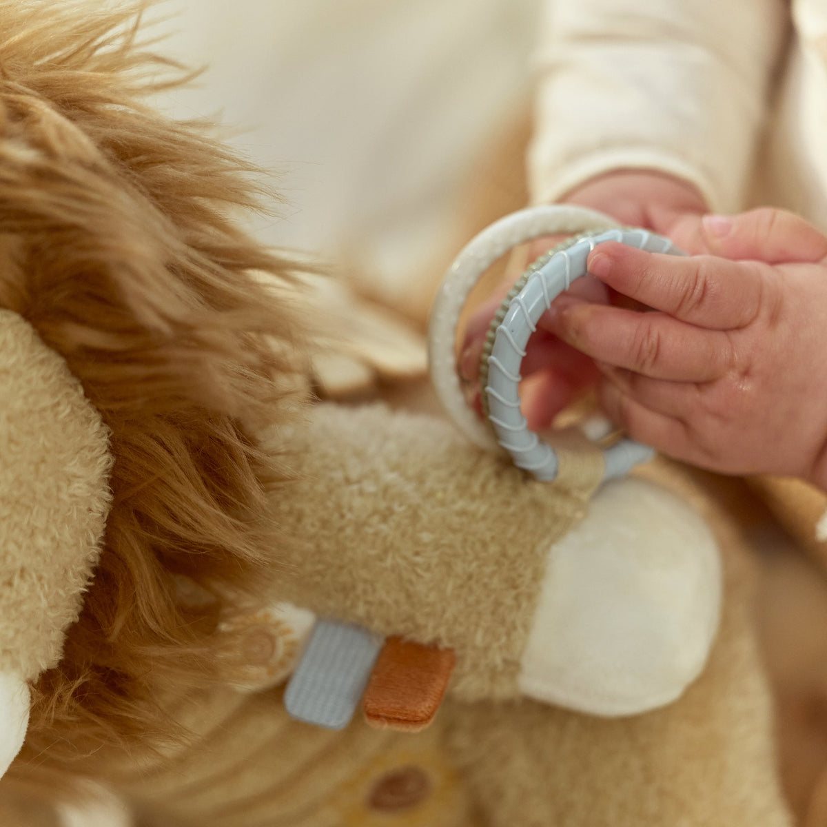 LITTLE DUTCH. Υφασμάτινο λιονταράκι δραστηριοτήτων Safari Friends GRS