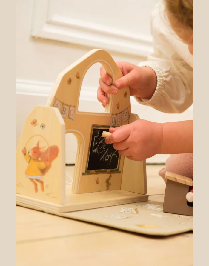 Egmont Toys. Ξύλινο Παιχνιδόσπιτο “Το Σχολείο” με Κουκλάκια και Αξεσουάρ